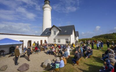 Opera i stiv kuling ved Hirtshals fyr